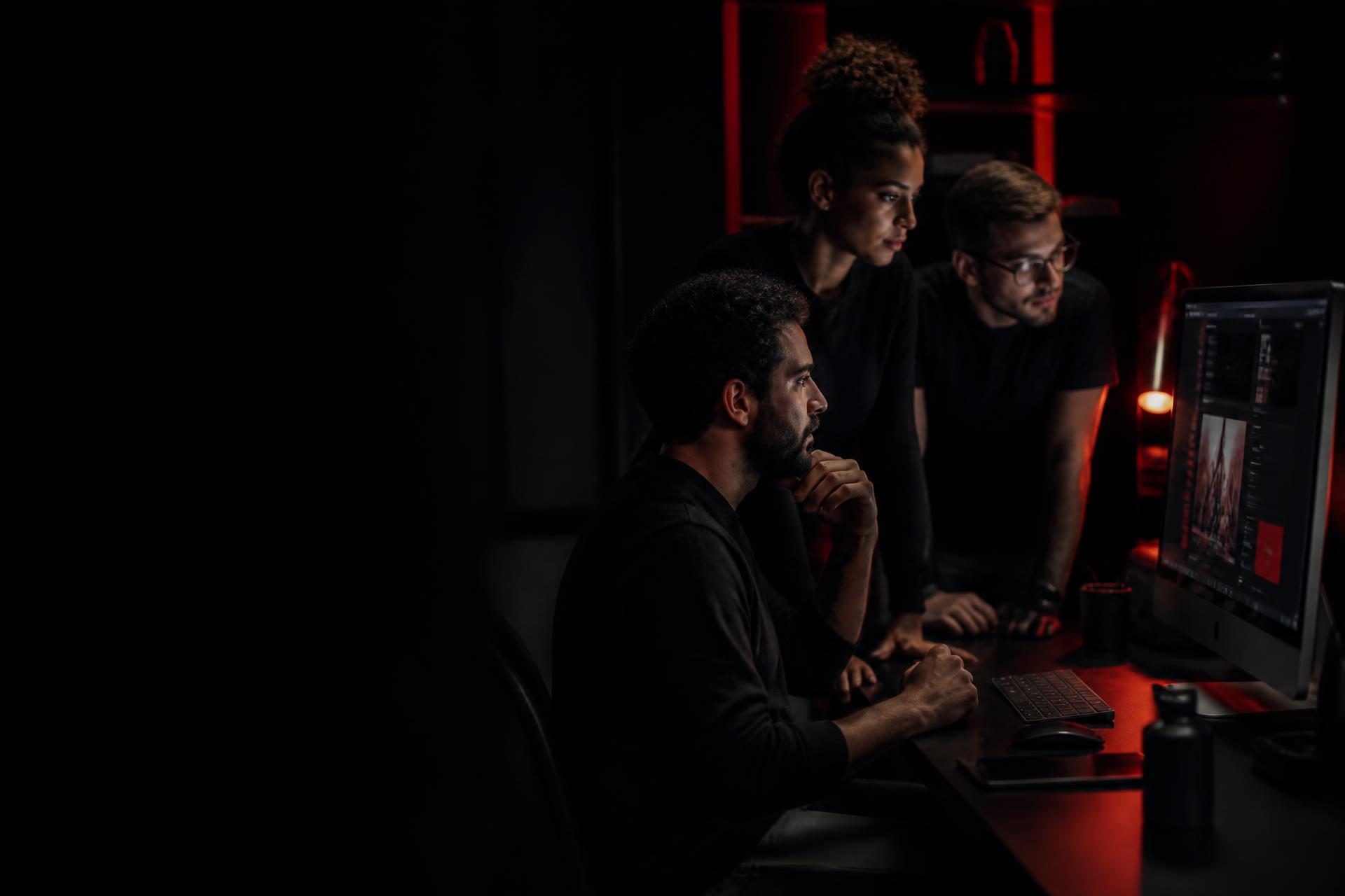 Equipe de desenvolvimento FRONTYX trabalhando em uma landing page